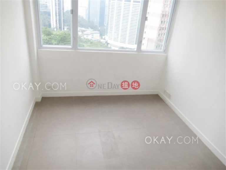 Charming 3 bedroom on high floor with balcony & parking | Rental