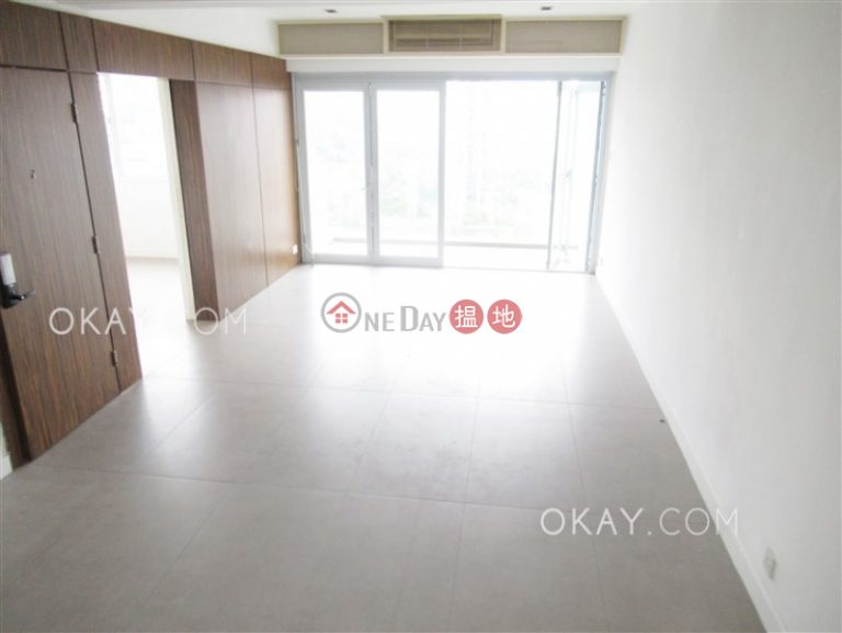 Charming 3 bedroom on high floor with balcony & parking | Rental