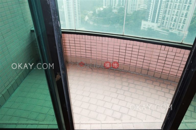 Gorgeous 3 bedroom with balcony & parking | Rental