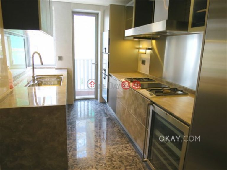Lovely 3 bedroom on high floor with balcony & parking | For Sale
