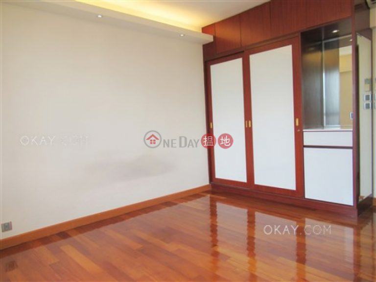 Efficient 4 bed on high floor with harbour views | For Sale