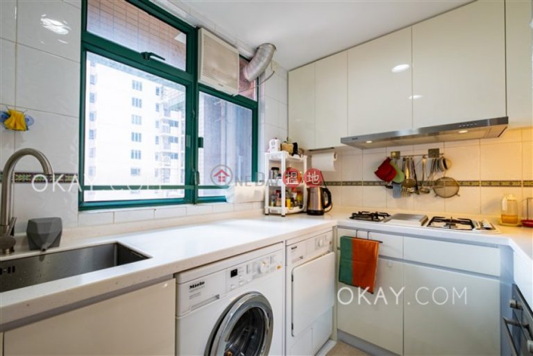 Gorgeous 2 bedroom with parking | For Sale