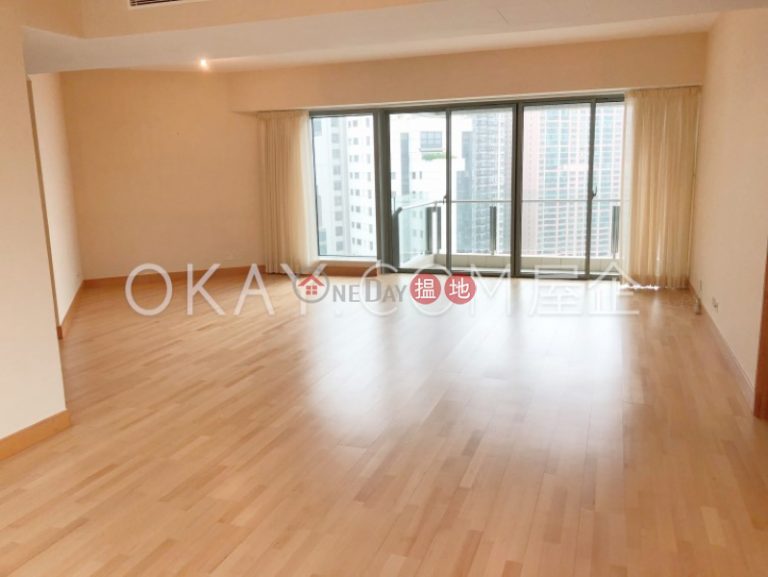 Gorgeous 3 bedroom on high floor with balcony & parking | Rental