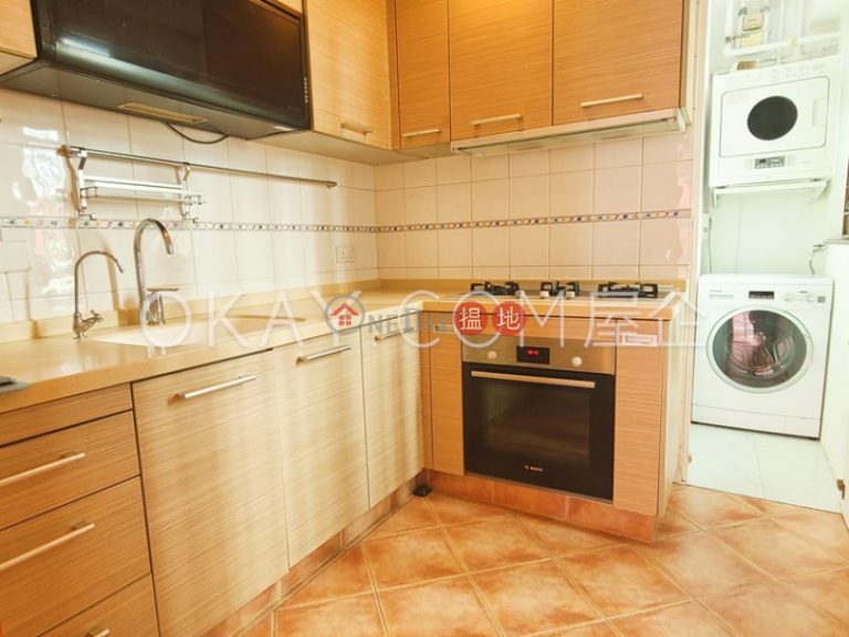 Nicely kept 3 bedroom with balcony & parking | Rental