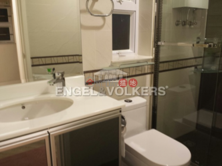 2 Bedroom Flat for Sale in Mid Levels West