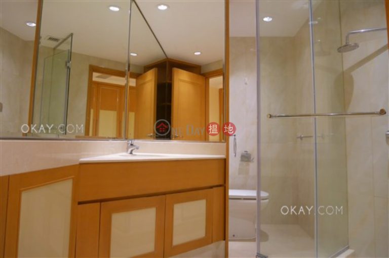Gorgeous 4 bedroom with balcony & parking | Rental