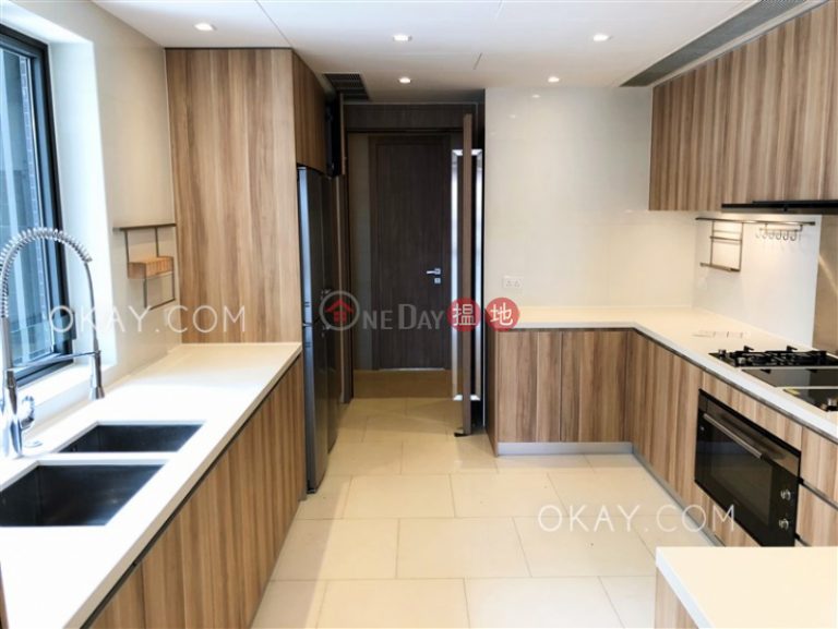 Gorgeous 3 bedroom with balcony & parking | Rental