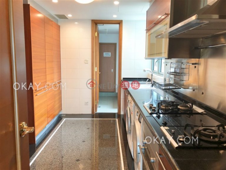 Beautiful 3 bedroom with balcony & parking | Rental