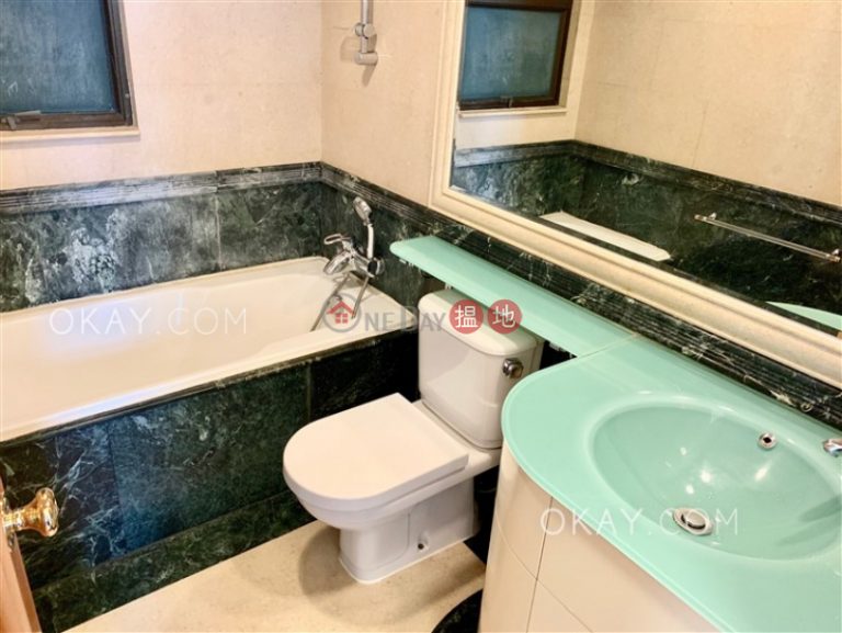 Tasteful 2 bedroom with sea views & parking | Rental