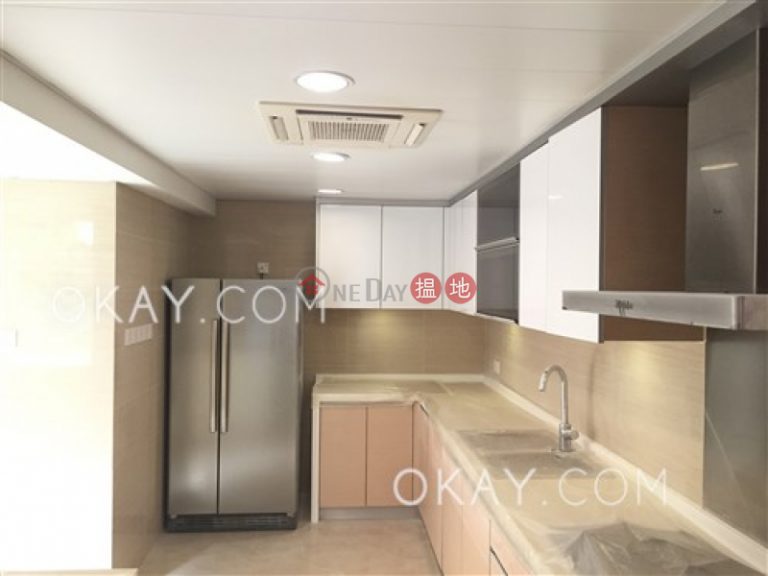 Beautiful 4 bedroom with balcony & parking | Rental