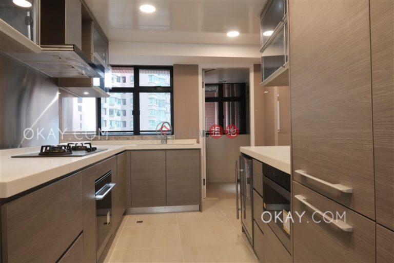 Gorgeous 3 bedroom with balcony & parking | Rental