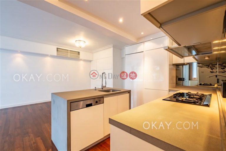 Tasteful 2 bedroom on high floor with parking | For Sale