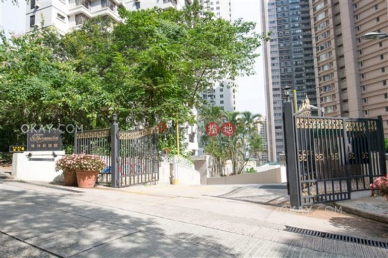 Stylish 3 bedroom with parking | For Sale