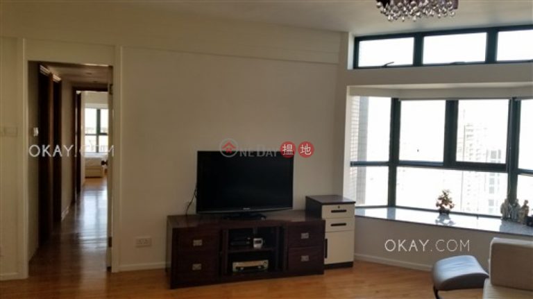Lovely 2 bedroom on high floor with parking | For Sale