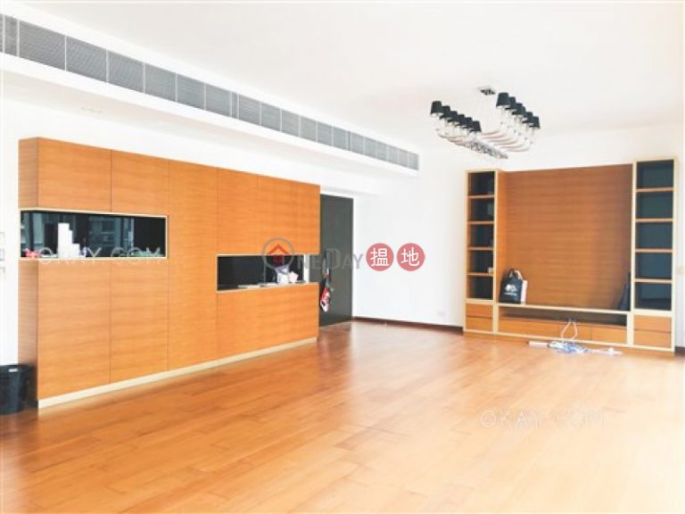 Luxurious 3 bedroom with balcony | Rental