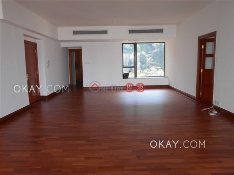 Beautiful 3 bedroom with balcony & parking | Rental