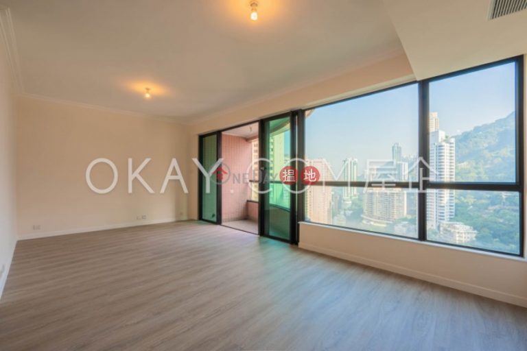 Unique 3 bedroom with balcony & parking | Rental
