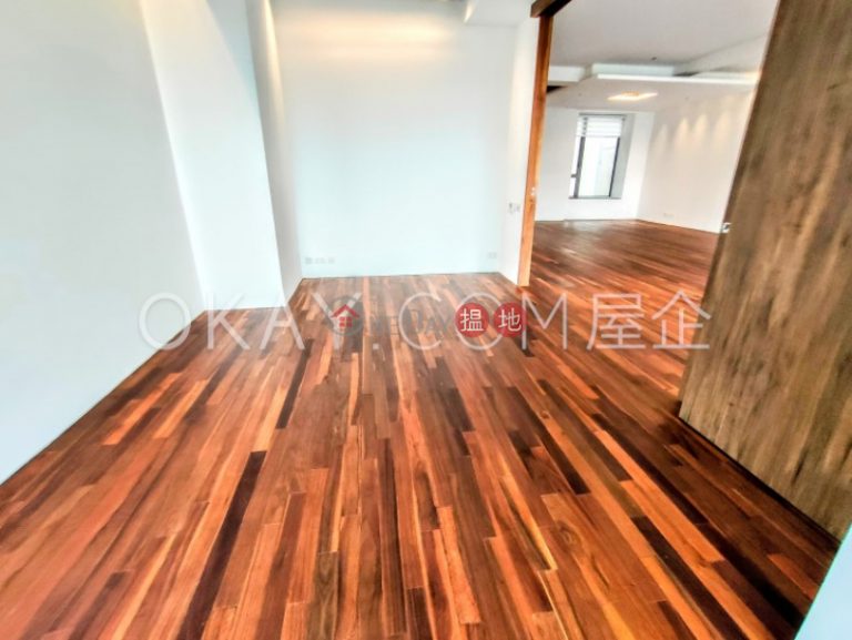 Stylish 3 bed on high floor with harbour views | Rental