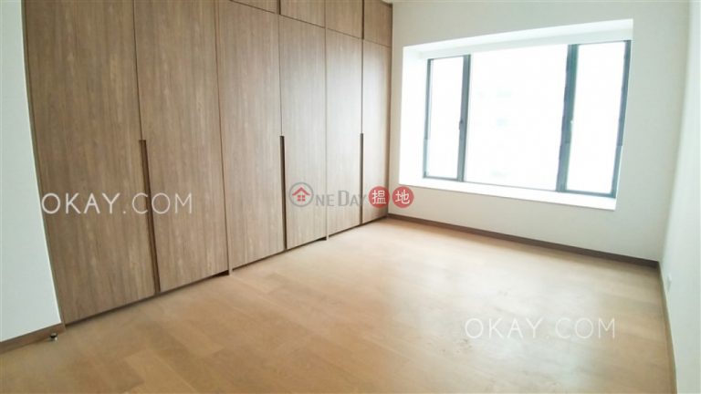 Gorgeous 3 bedroom with balcony & parking | Rental