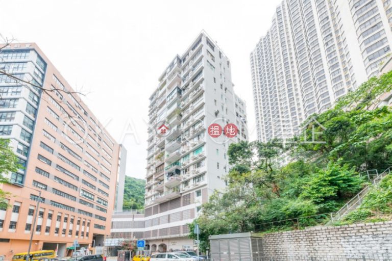Nicely kept 3 bedroom with balcony & parking | Rental