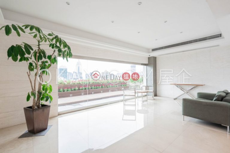 Lovely 3 bedroom with sea views, balcony | For Sale